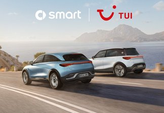 zwei smart fahren nebeneinander an einer Küste entlang