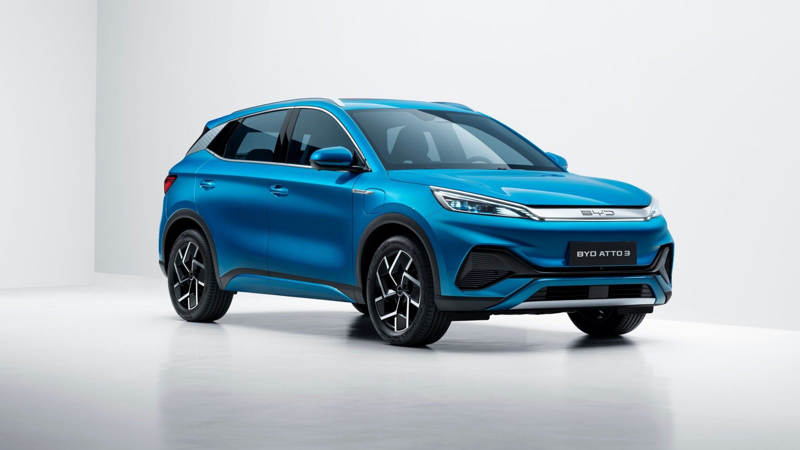 Frontansicht eines blauen BYD ATTO 3