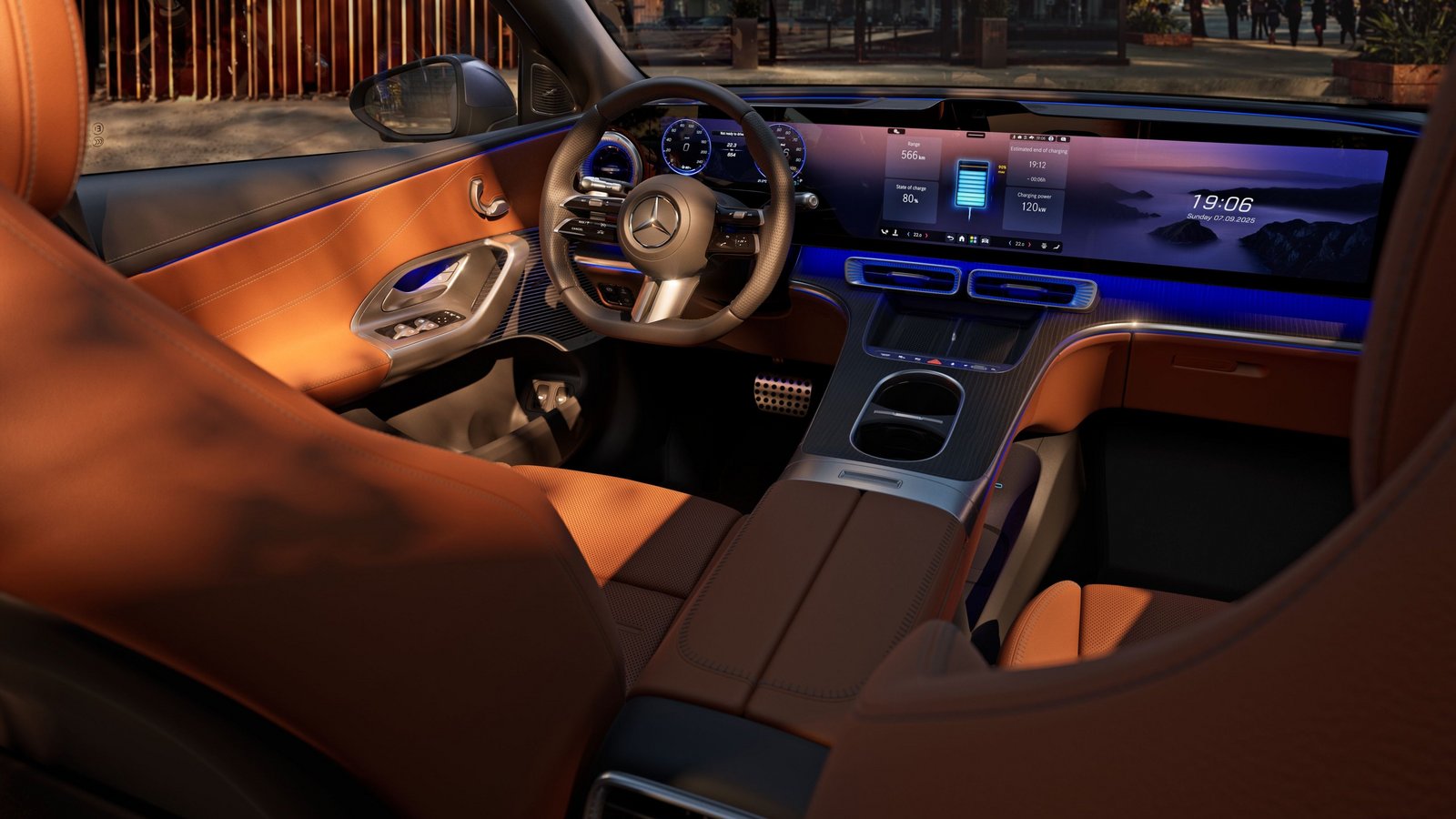 Innenraum eines Mercedes-Benz GLC EQ mit braunen Ledersitzen, digitalem Kombiinstrument und großem Touchscreen-Display im Armaturenbrett.