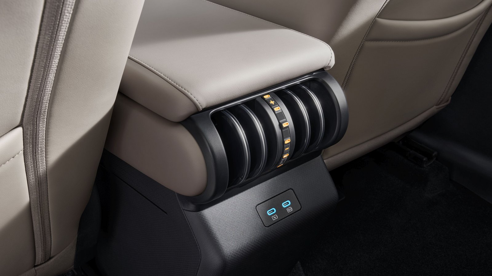 Luftauslass mit Drehregler und zwei USB-C-Ladeanschlüssen an der Rückseite der Mittelkonsole im Innenraum des BYD ATTO 3 EVO.
