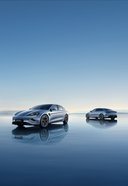 zwei BYD SEAL stehen in flachem Wasser