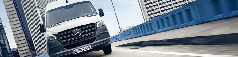 eSprinter von Mercedes-Benz in Weiß, Frontalansicht während der Fahrt