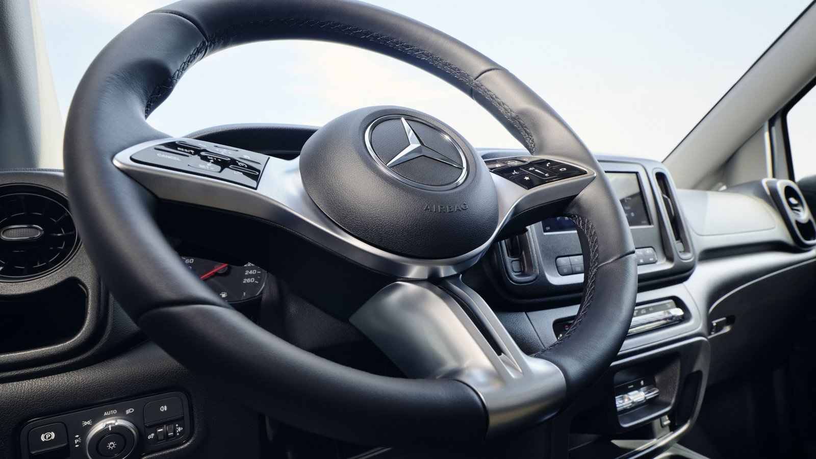 Lenkrad des Mercedes-Benz Vito mit integrierten Bedienelementen.