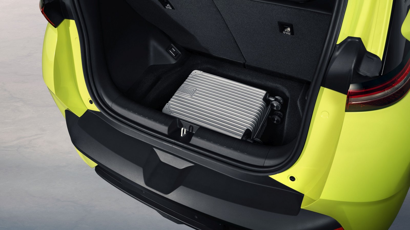 geöffneter Kofferraum des BYD DOLPHIN SURF mit silbernem Koffer