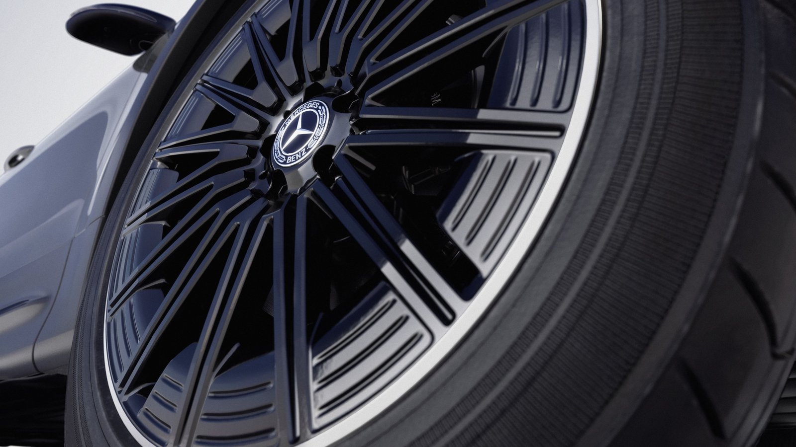 Nahaufnahme der AMG-Felge eines Mercedes-Benz GLB, schwarz lackiert mit markantem, dynamischem Design.