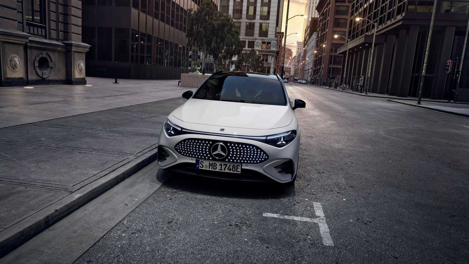 Weiße Mercedes-Benz CLA Shooting Brake Frontansicht auf leerer Straße in urbaner Umgebung bei Dämmerung.