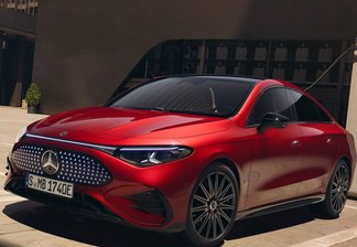 Roter Mercedes-Benz CLA Shooting Brake steht an Ladestation, weißer Mercedes-Benz CLA Shooting Brake parkt daneben in urbaner Umgebung.