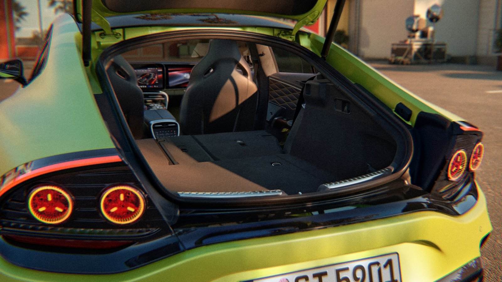Geöffneter Kofferraum eines Mercedes-Benz AMG GT 4-Türer mit umgeklappten Rücksitzen und sichtbarem Innenraum mit Sportsitzen